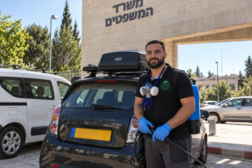 מדביר של דקל ליד רכב השירות, אחרי טיפול